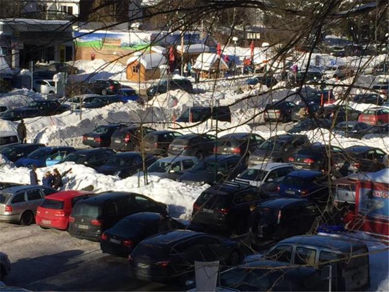 <p>Von Mittag an ging auf dem Großparkplatz Braunlage an der Wurmbergseilbahn-Talstation gar nichts mehr. Foto: Eggers</p>