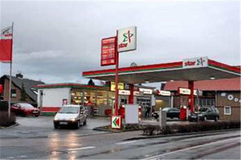 <p>Von der Angestellten der Star-Tankstelle in der Lindenstraße in Liebenburg verlangte ein bewaffneter Mann die Herausgabe von Bargeld. Foto: Leifeld</p>