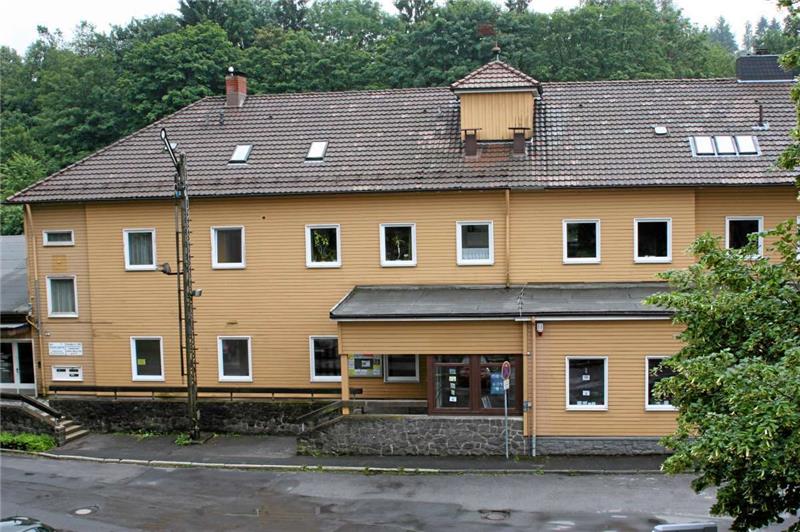 Bürgerversammlung: Stadt will Alten Bahnhof und anderes los werden <p>Was soll aus dem Alten Bahnhof werden, wenn die Stadt ihn nicht mehr halten kann? Darum unter anderem geht es in einer Bürgerversammlung. Foto: Nixdorf</p>