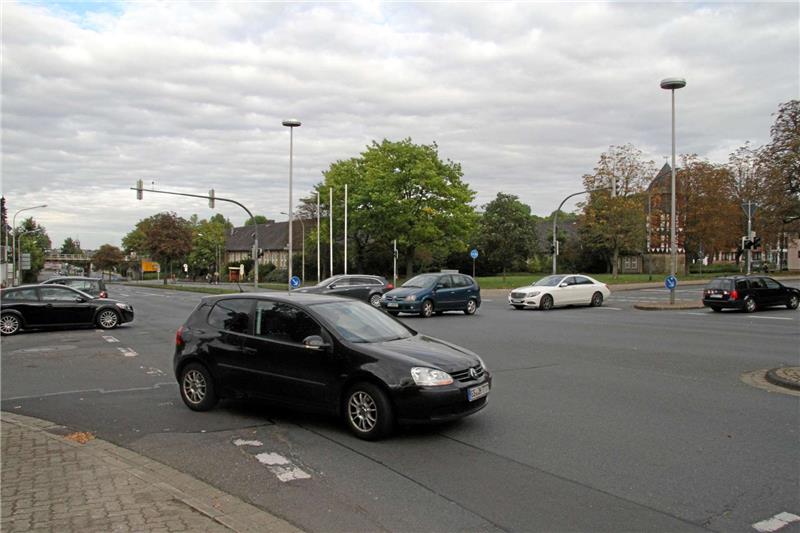 <p>Weil auch an der Abzweigung zum Reiseckenweg gebaut wird, müssen einige Feuerwehrfahrzeuge in den Betriebshof verlegt werden. Foto: Steigleder</p>