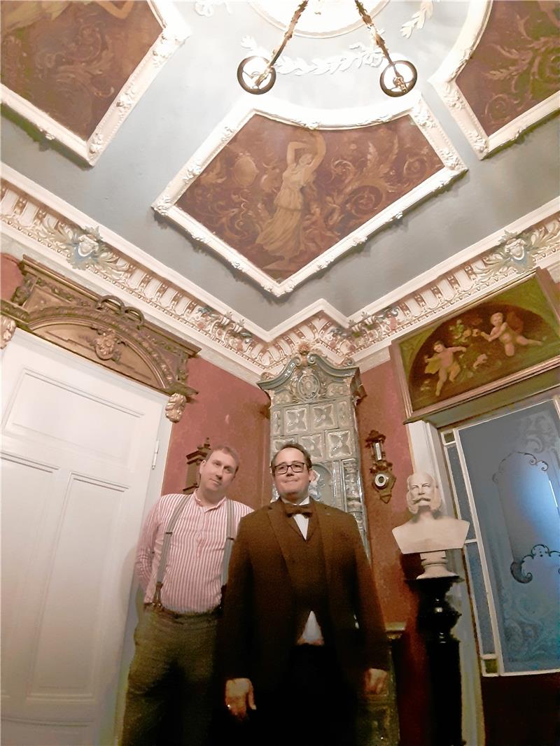 Gründerzeit-Haus: Logieren in prunkvollem Ambiente <p>Weitere Zimmer haben sich im Laufe des Jahres in die Gründerzeit versetzen lassen, auch Jugendstil-Anteile sind zu finden in der „Villa Charlotte“. Zwei Kachelöfen sind gesetzt, allerdings nur als Schmuck-Elemente, die Elektrik ist erneuert. Während Sven Siegmund-Bartsch (l.) vornehmlich die Umgestaltung der Villa übernimmt, bereitet Gatte Michael Bartsch – er wuchs in Hohegeiß auf und war Schüler am Niedersächsischen Internatsgymnasium in Bad Harzburg – die Speisen für die Gäste zu. Fotos: Potthast</p>