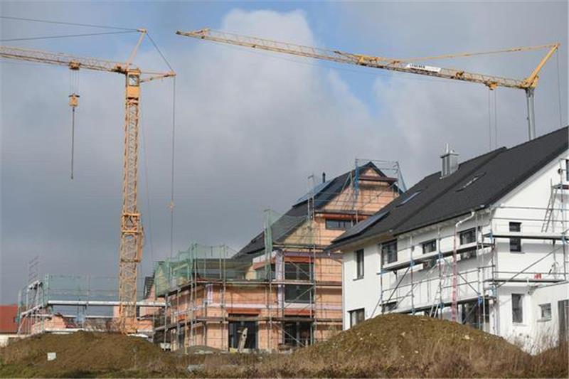 <p>Wer jetzt ein Haus bauen will, sollte sich über die Risiken im Klaren sein: Experten raten, 10 bis 15 Prozent Mehrkosten unbedingt einzukalkulieren. <br>Foto: Felix Kästle/dpa</p>