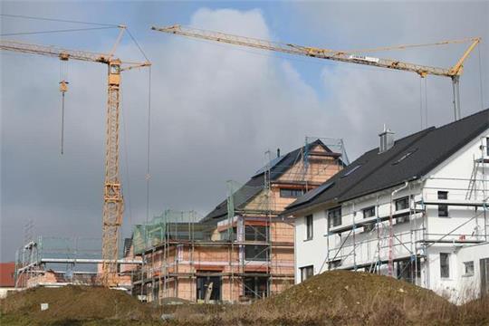 <p>Wer jetzt ein Haus bauen will, sollte sich über die Risiken im Klaren sein: Experten raten, 10 bis 15 Prozent Mehrkosten unbedingt einzukalkulieren. <br>Foto: Felix Kästle/dpa</p>