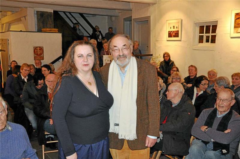 <p>Wer mag da Böses denken? Für das Frankenberger Organisatorenteam begrüßt Bernd Schmidt die Hamburger Philosophin Dr. Bettina Stangneth zum letzten Winterabend der Saison 2016/17 im Kleinen Heiligen Kreuz. Foto: Heine</p>