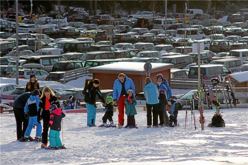 Der „Weg in den Winter“ kostet viel Zeit <p>Wer rechtzeitig angereist war und einen der begehrten Parkplätze am Hexenritt ergattern konnte, fand auf den Skipisten am Wurmberg ideale Bedingungen für Wintersport. Fotos: Nachtweyh</p>