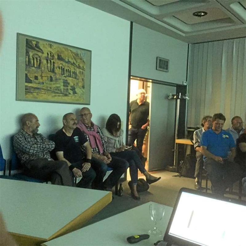 <p>Wie funktioniert Goslars Politik? Ex-Ratsherr Heinz Severitt (li.) gibt AfD-Stimmenkönig Dirk Straten (2.v.r.) allgemeine Tipps. Foto: Heine</p>