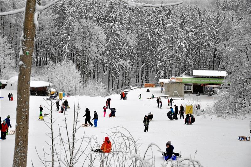 <p>Winter im Harz: In Hahnenklee wird am Freitagnachmittag fleißig, aber noch mit ausreichend Abstand gerodelt. Was passiert am Wochenende? Foto: Heine</p>