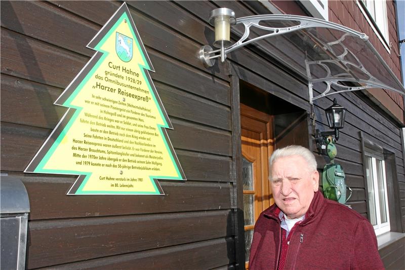 <p>Wolfgang Hahne an der Dennert-Tafel, die für seinen Vater aufgestellt worden ist, der vor mehr als 90 Jahren das Busunternehmen gründete, das der heute 85-Jährige noch immer führt. Foto: Eggers</p>