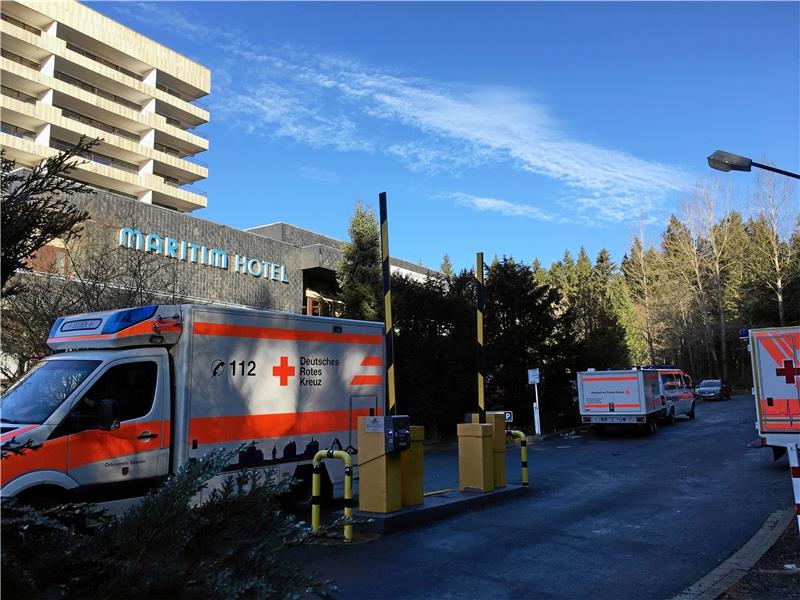 <p>Zahlreiche Rettungswagen sind am Maritim-Berghotel im Einsatz: In der Einrichtung klagen 35 von 400 Gästen über eine Magen-Darm-Erkrankung. Es besteht der Verdacht auf Noro-Virus. Foto: Privat</p>