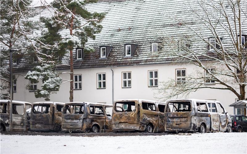 <p>Zehn Transporter standen vor der Braunschweiger Landesaufnahmebehörde am Samstag in Flammen.. Foto: Moritz Frankenberg/dpa</p>