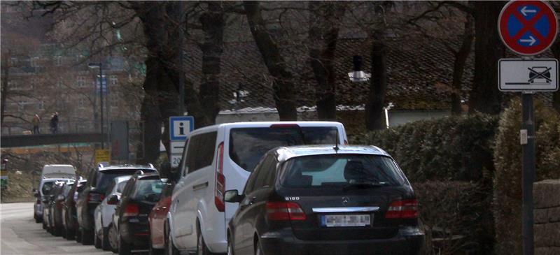 <p>Zu Füßen des Bad Harzburger Burgbergs war am Freitag "der Bär los". Die vielen Angebote rund um Baumwipfelpfad und Burgberg-Seilbahn verfehlten ihre Wirkung nicht.  Angesichts der Parkplatznot schon am Vormittag verlor auch das absolute Haltverbot an der B4 offenkundig seinen Schrecken. Foto: Mika Beckmann</p>
