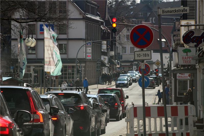 <p>Zu Spitzenzeiten am Freitag herrschte in einigen Harzstädten wie hier in Braunlage auf Straßen und Fußwegen ordentlich Betrieb. Foto: Mika Beckmann</p>
