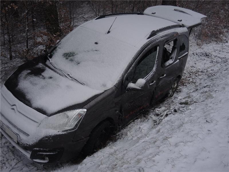 <p>Zwischen Thale und Friedrichsbrunn geriet der Fahrer dieses Wagens auf winterglatter Fahrbahn in den Gegenverkehr und schließlich im Graben. Foto: Polizei</p>