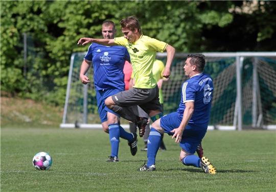 rechts: Stutzinger, Yannik (TSV Immenrode) mitte: Varnava, Damien (VfR Langelsheim)