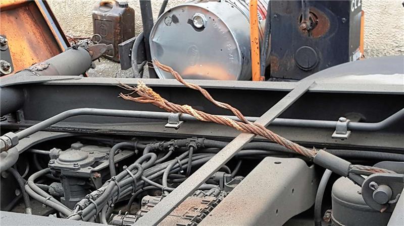 sichert normalerweise den Kippvorgang am Lastwagen ab. Hier ist es abgerissen.