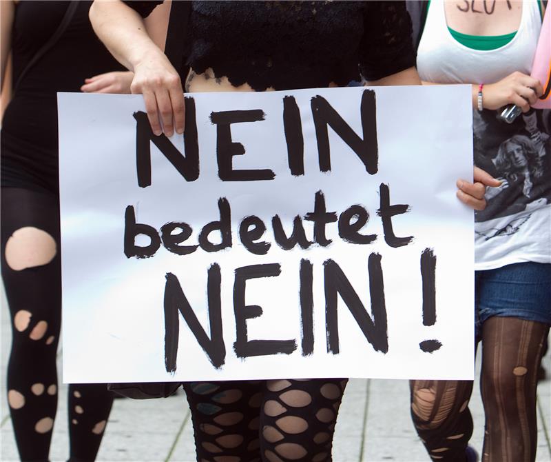 <strong>Frauen protestieren mit einem Plakat mit der Aufschrift „Nein bedeutet Nein!" gegen sexuelle Belästigung. Foto: Frank Eppler/dpa</strong>