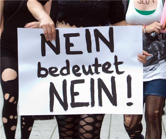 <strong>Frauen protestieren mit einem Plakat mit der Aufschrift „Nein bedeutet Nein!" gegen sexuelle Belästigung. Foto: Frank Eppler/dpa</strong>
