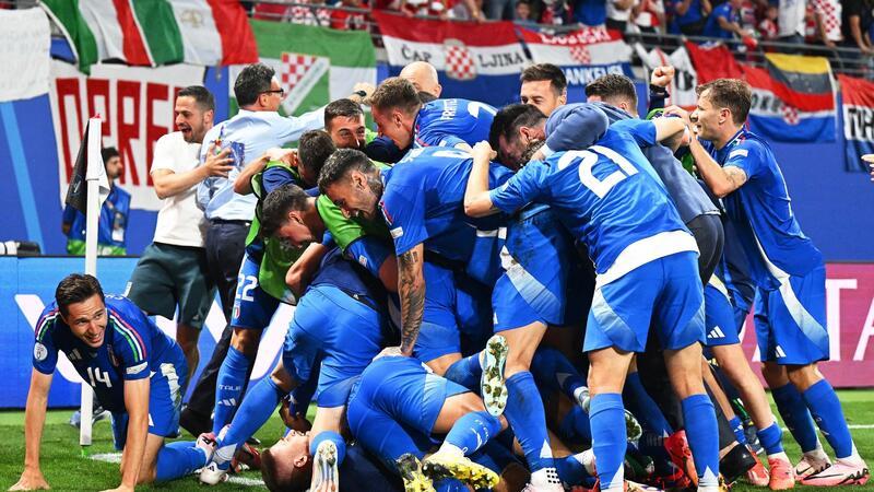 Italien weiter: Spätes Tor zerstört Modric‘ historischen Tag taliens Spieler jubeln über den Treffer zum 1:1.