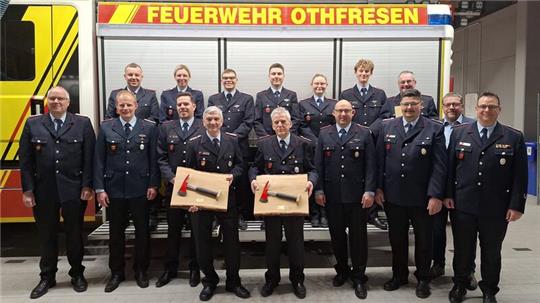 (v. l.), Gemeindebrandmeister Christoph Schubert trifft sich mit den Ehrenamtlichen, Bürgermeister Alf Hesse und Ortsbrandmeister Dennis Dorn zum Foto.