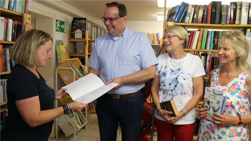 Bettina Rühmers führt Astfelder Bibliothek in lesereiche Zukunft (v.l.) Bettina Rühmers nimmt die Ernennungsurkunde von Bürgermeister Ingo Henze entgegen. Barbara Eberhardt und Monika Mertins freuen sich.