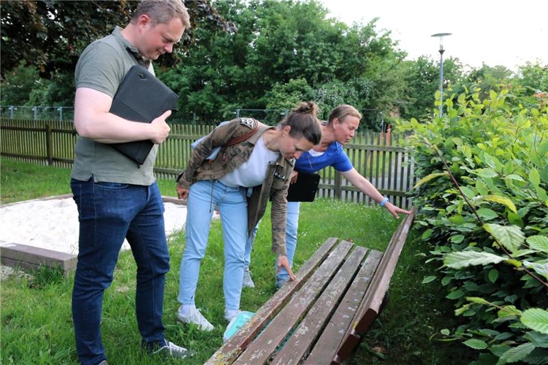 Spielplatzbänke in Klein Mahner können nicht ersetzt werden (v.l.) Carsten Bodenstedt, Anne Schilling und Nicole Haase inspizieren die Bank auf dem Spielplatz.