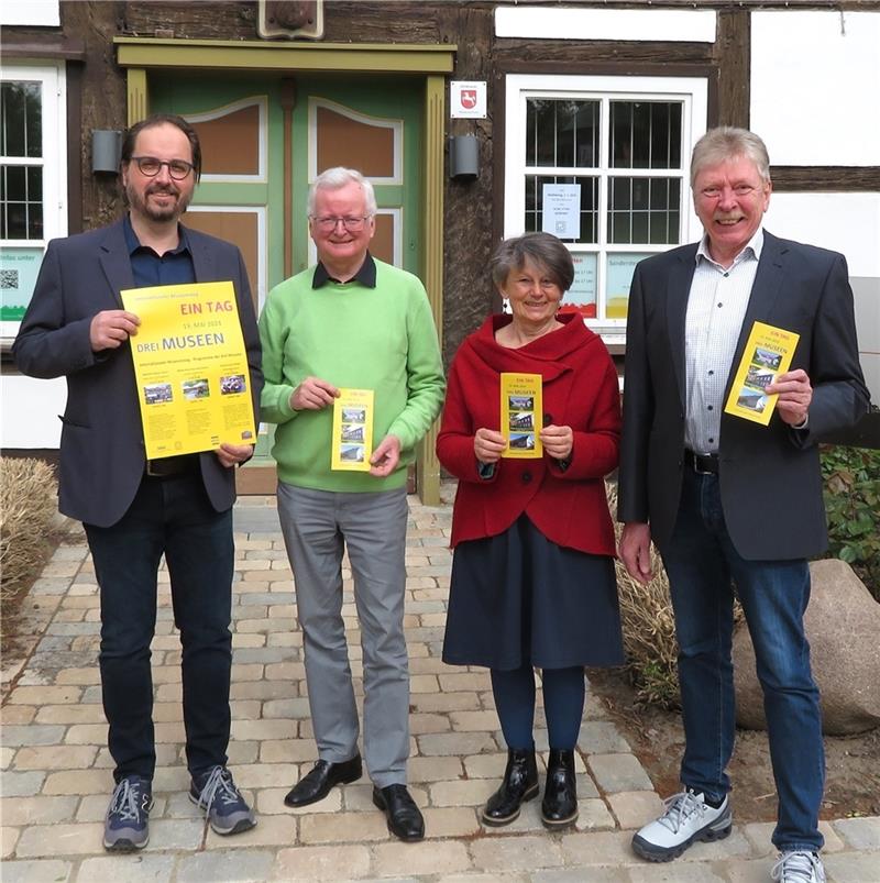 Seesen feiert Internationalen Museumstag mit buntem Programm (v.l.): Dirk Stroschein (Städtisches Museum Seesen), Hans-Henning Willer (Heimatmuseum Rhüden), Hildegard Reinecke (Wilhelm Busch-Haus Mechtshausen) und Herwart Kraaz (Freundeskreis Städtisches Museum Seesen) präsentieren den gemeinsamen Flyer. Foto: Privat