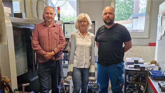 (v.l.) Frank Schultze, Geschäftsführerin Monika Fröhlich und Alexander Schwieger vor der modernen CNC-Maschine.