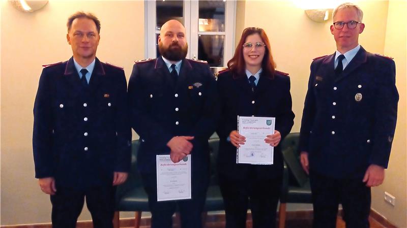 Beförderungen und ein neues Löschfahrzeug für Feuerwehr Ostlutter (v.l.) Ortbrandmeister Markus Latermann, Malte Hübner, Carolin Seifert und Stadtbrandmeister Brunke.