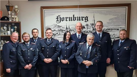 (v.l.) Ortsbrandmeister Wolfgang Hesse, mit verabschiedeten und neuen Kommandomitgliedern, rechts der stellvertretende Ortsbrandmeister Dennis Meyer.