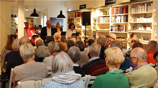 (v.l.) Petra Nietsch (Übersetzung), Hartmut Frenk (Lektorat) und Sonja Weber (Leitung Bücher-Heimat) überzeugen das Publikum, dass „Der Weg des Zaunkönigs“ aktuelle Aspekte zu bieten hat.