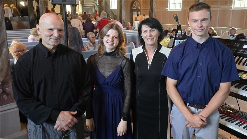 (v.l.) Sergkai, Nicole, Angelika und Samuel Krämer gehen auf eine musikalische Reise in die Vergangenheit.