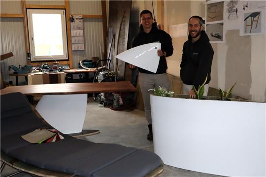 v.l. Tim Fricke und Kevin Faeseler geben dem ausgemusterten Hightech-Werkstoff ein zweites Leben.