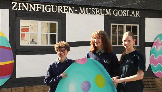 (v.l.) Tine Mund, Alyiah Heuer und Ella Schäffer freuen sich auf kreative Osterfeiertage.