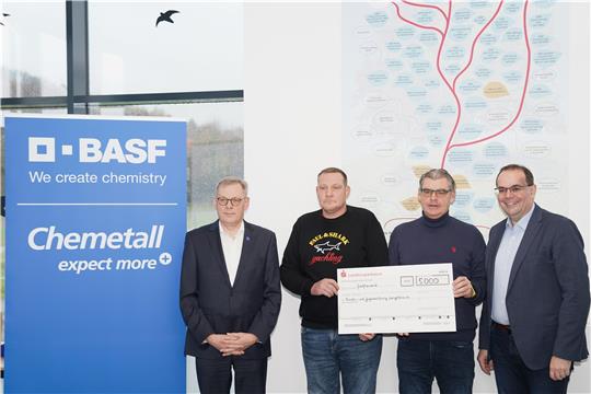 (v.l.) Ulrich Eberhardt und Kevin Kröhl von der Chemetall überreichen Stadtjugendpfleger Jens Fiebig und Bürgermeister Ingo Henze symbolisch einen großen Scheck – eigentlich wird das Geld überwiesen. Foto: Bode