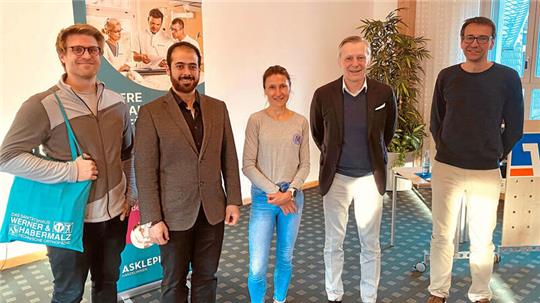 v.l. Unternehmer Dominik Werner vom Sanitätshaus Werner & Habermalz, Ahmend Mowina, komissarischer Chefarzt der Klinik für Orthopädie und Unfallchirugie, Miriam Paurat, Lauf-Weltmeisterin ihres Jahrgangs, Privatdozent Dr. med. Christian Liebau, Chefarzt der Asklepios Harzklinik Bad Harzburg, Christoph Thal (Werner & Habermalz).