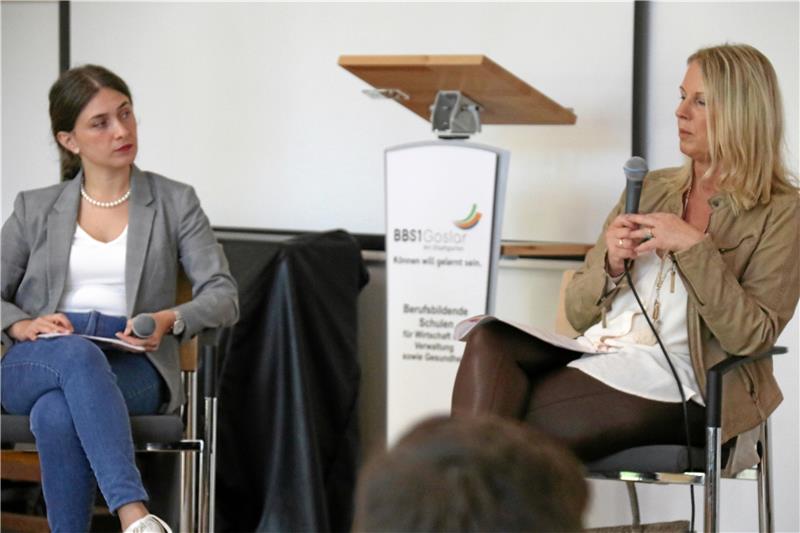 BBS1-Schüler diskutieren Zukunfts-Chancen und Zukunfts-Ängste (v.li) Projektmanagerin Mariam Kublashvili mit Anne-Katrin Göbel. Foto: Otte