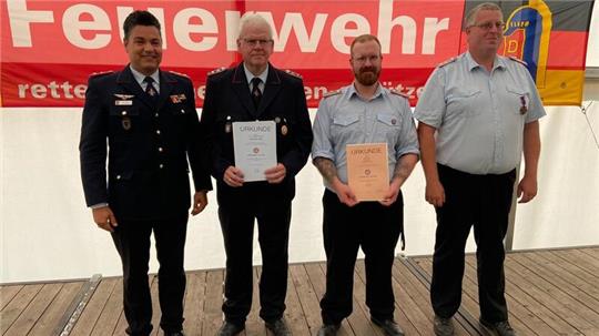 von links: Tobias Thurau (Regierungsbrandmeister), Hans-Peter Rabe (Feuerwehr Schladen), Sven Wehle (Feuerwehr Wehre) und Peter Bartels (stellvertretender Gemeindebrandmeister Schladen-Werla).