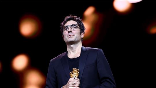 İlker Çatak mit seinem Goldenen Bären.